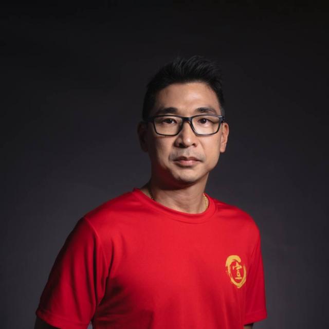 Passionate about sports and martial arts since youth, Coach Bai Chuan combines over 21 years of PE teaching experience with a lifelong love for movement. An engineer-turned-educator and Aikido black belt, he inspires young learners to stay active and disciplined through sport. 🥋